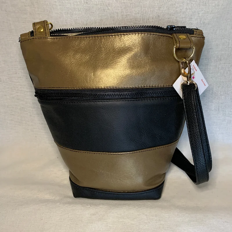 Exclusive Designer Style Deals Beautiful black and gold all leather bag with adjustable crossbody strap. Exclusive Designer Style Deals Beautiful black and gold all leather bag with adjustable crossbody strap.