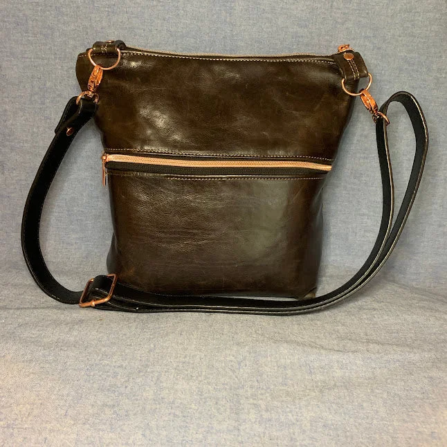 Vintage Style Deals Beautiful high quality black leather bag with adjustable crossbody strap Vintage Style Deals Beautiful high quality black leather bag with adjustable crossbody strap
