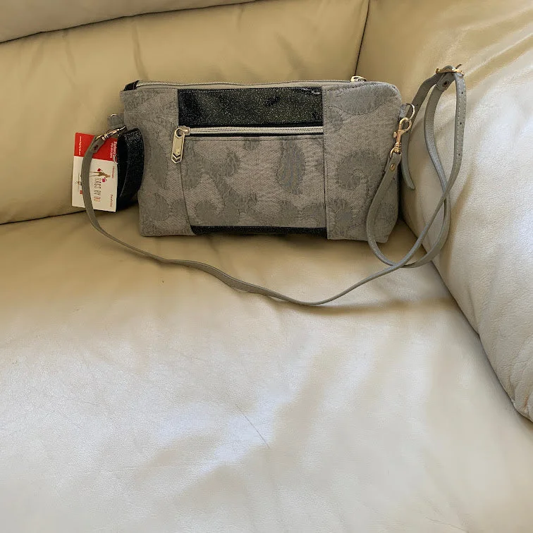 Party Bags For New Year's Eve And Special Occasions Gray and black crossbody bag with adjustable strap and wristlet strap. Party Bags For New Year's Eve And Special Occasions Gray and black crossbody bag with adjustable strap and wristlet strap.