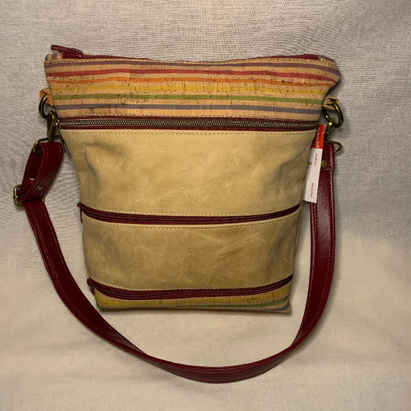 Modern Fashion Sale Mixed media crossbody bag of leather and cork with multiple exterior zipper pockets. Modern Fashion Sale Mixed media crossbody bag of leather and cork with multiple exterior zipper pockets.