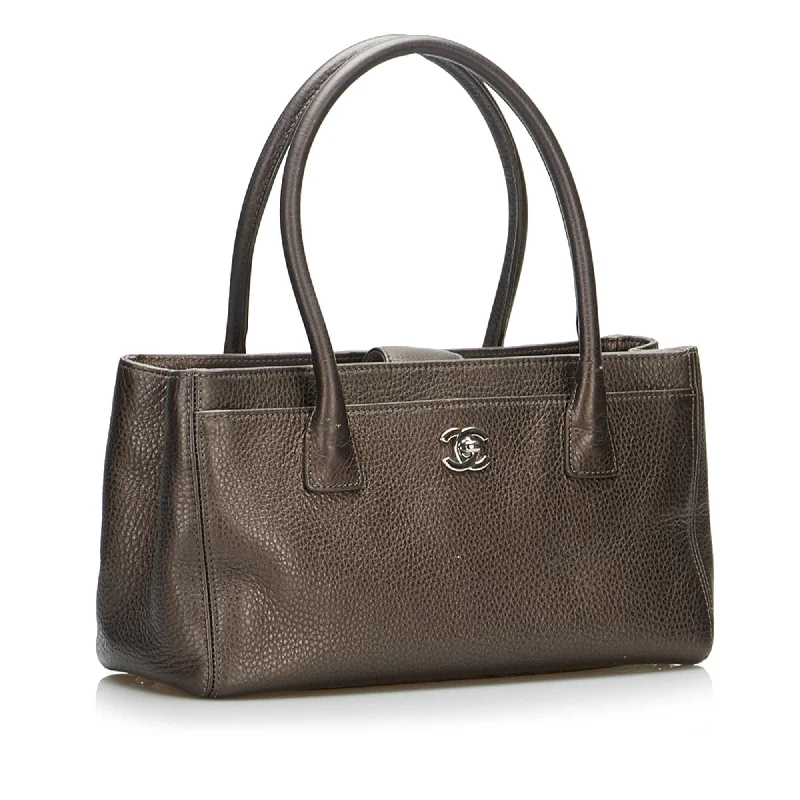 Compact Bags For Minimalist Travelers Chanel Small Executive Cerf Tote (SHG-fVvrBt) Compact Bags For Minimalist Travelers Chanel Small Executive Cerf Tote (SHG-fVvrBt)